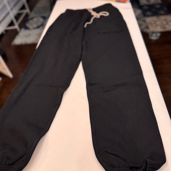 Fear of God Essentials Sweatpants Core Jet Black pants Size Large NWT - Picture 2 of 7